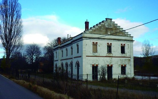 Entrada a Ágreda por la antigua carretera de Ólvega. A la derecha, la estación de tren abandonada
